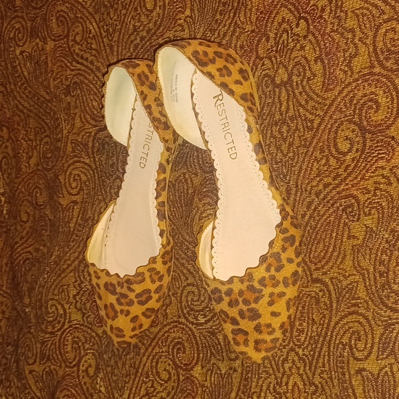 Restricted size 6 leopard cheetah print flats slip ons womens - Picture 2 of 4